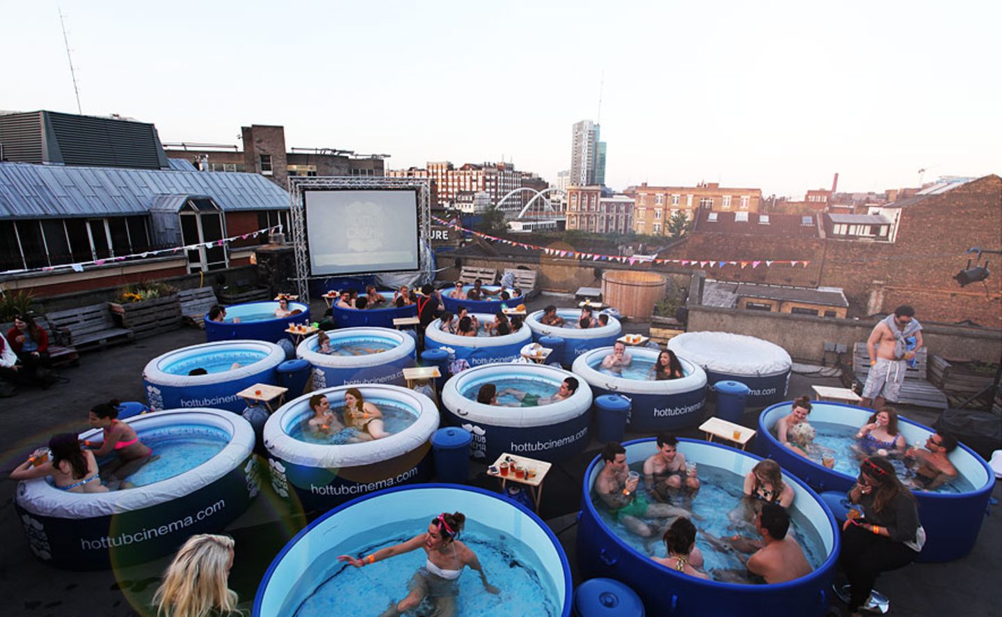 Open-Air-Kino: Hot Tub Cinema in London, Großbritannien Open-Air-Kino: Hot Tub Cinema in London, Großbritannien