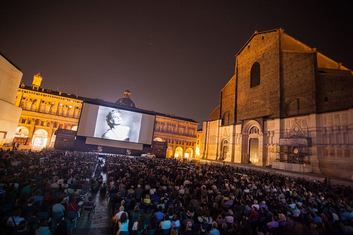 Open-Air-Kino: "Il Cinema Ritrovato" in Bologna, Italien Open-Air-Kino: "Il Cinema Ritrovato" in Bologna, Italien
