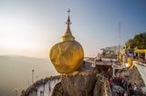 Pilgerweg: ein Balanceakt - der Goldene Felsen von Kyaikhtiyo, Myanmar