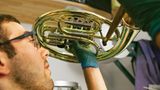 Musikinstrumente: Musik: Wie Hörner gebaut werden - Bild 8