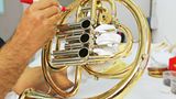 Musikinstrumente: Musik: Wie Hörner gebaut werden - Bild 10