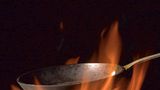 Ist es sinnvoll, Fleisch scharf anzubraten, damit es saftig bleibt?