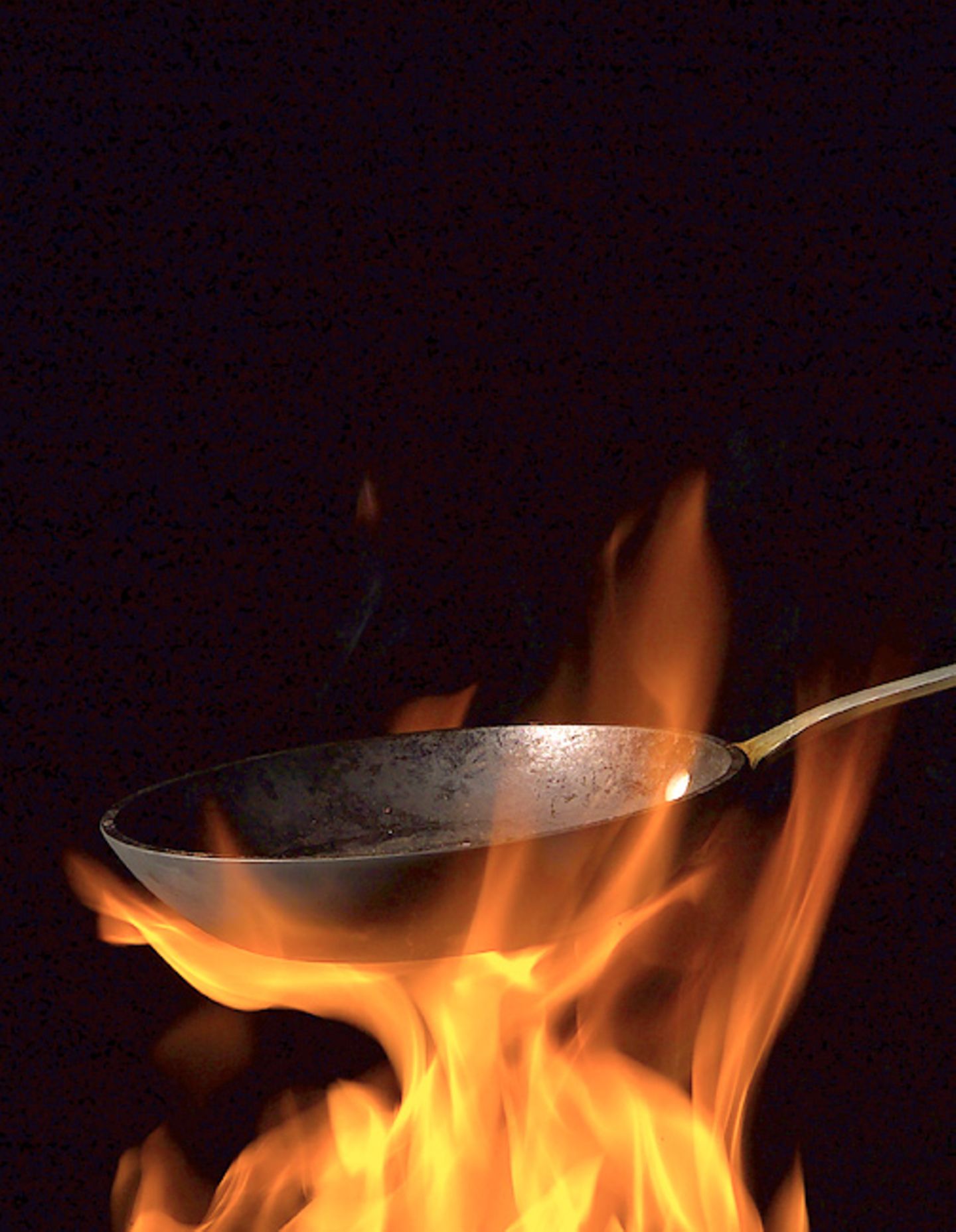 Ist es sinnvoll, Fleisch scharf anzubraten, damit es saftig bleibt?