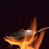 Ist es sinnvoll, Fleisch scharf anzubraten, damit es saftig bleibt?