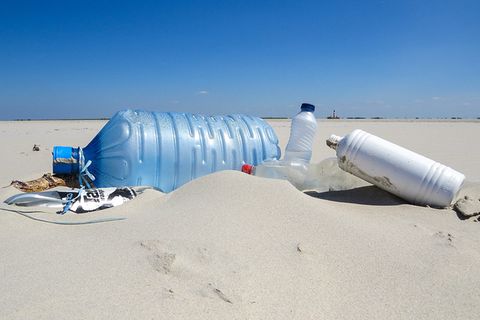 Strandgut aus Plastik: Von Tahiti-Röckchen und Schuh-Fluten