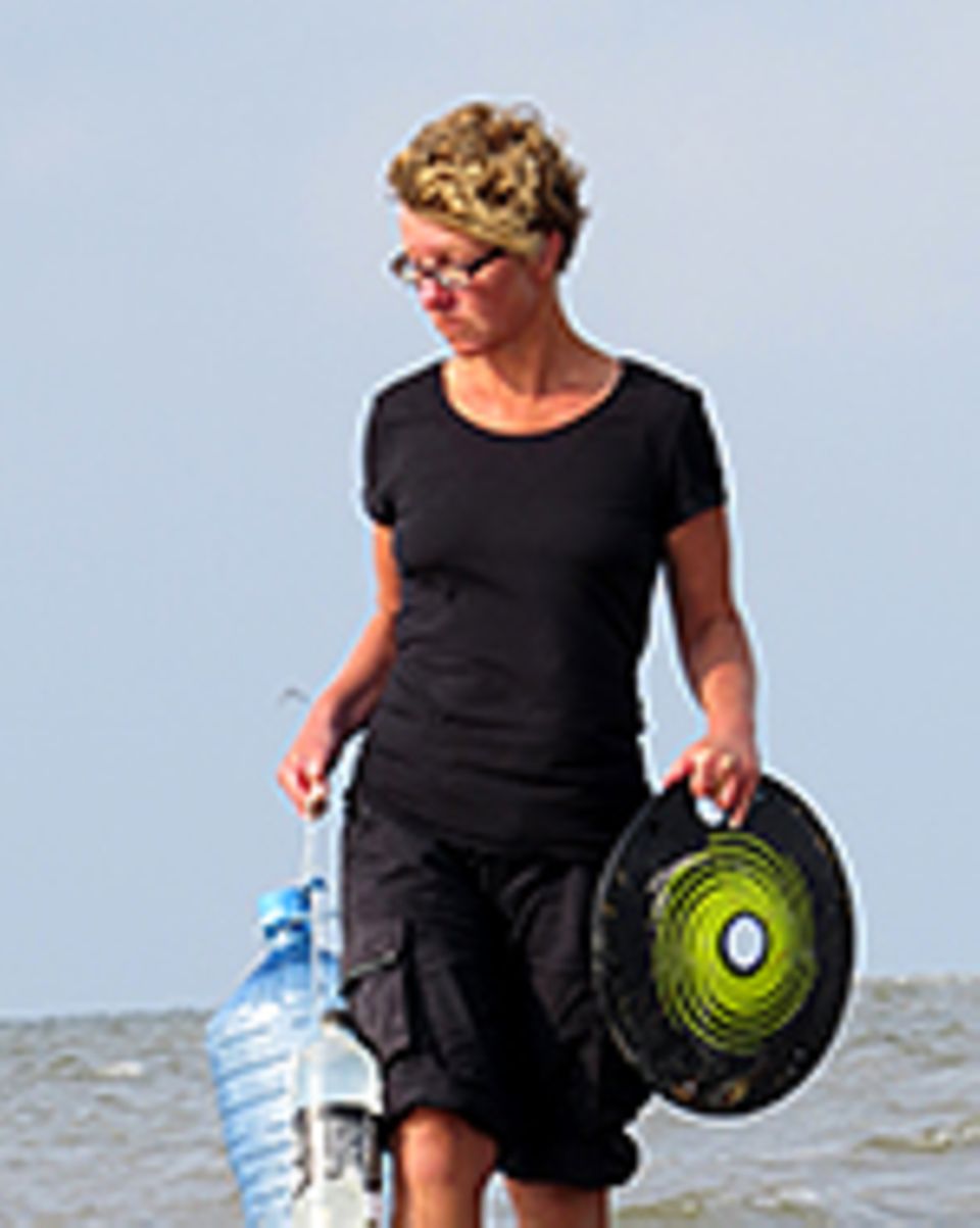Strandgut aus Plastik: Die Journalistin Jennifer Timrott lebt auf der nordfriesischen Hallig Hooge und in Friedrichstadt Strandgut aus Plastik: Die Journalistin Jennifer Timrott lebt auf der nordfriesischen Hallig Hooge und in Friedrichstadt