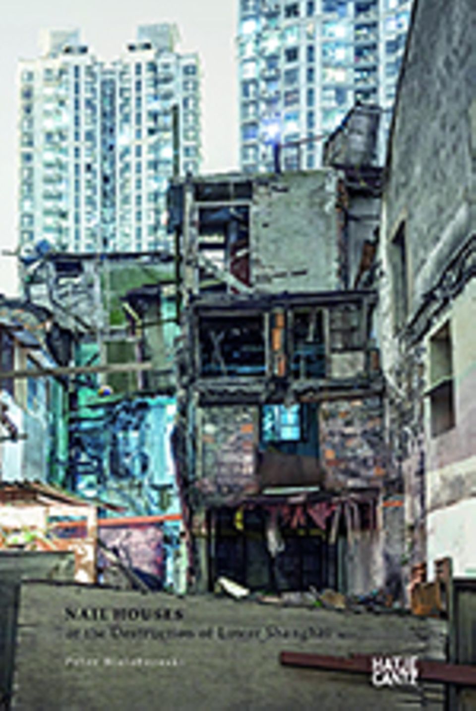 "Nail Houses" in Shanghai: Peter Bialobrzeski, Nail Houses, Text von Stefanie Gommel, Gestaltung von Andrea Rauschenbusch. Deutsch, Englisch, 2014, 116 Seiten, 63 ills., gebunden, 35 €