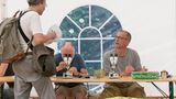 Drei Forscher beim Bestimmen