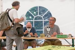 Drei Forscher beim Bestimmen