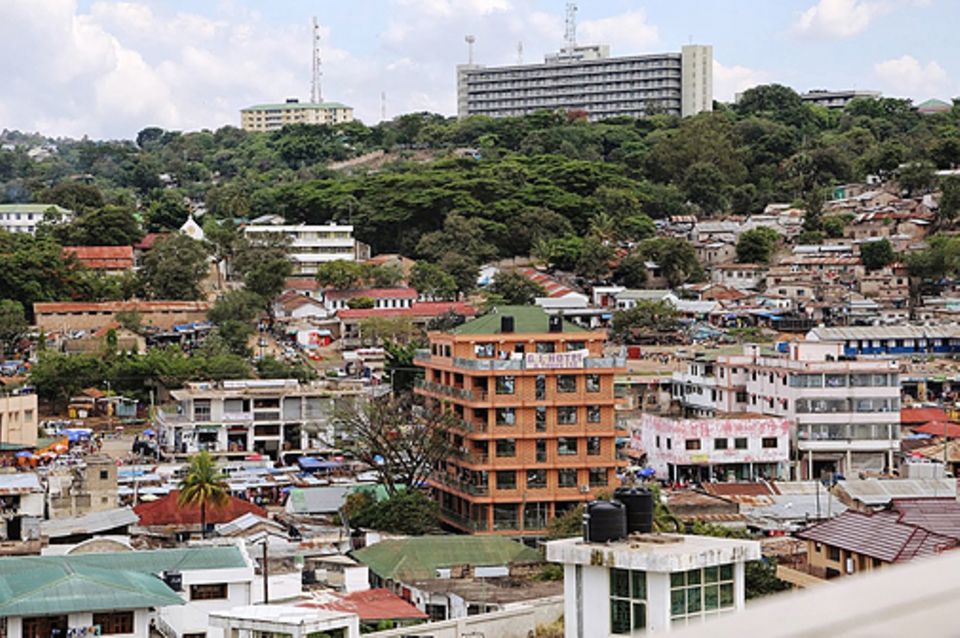 Beruf: Die Stadt Mwanza ist eine großes Industrie- und Wirtschaftszentrum Tansanias Beruf: Die Stadt Mwanza ist eine großes Industrie- und Wirtschaftszentrum Tansanias