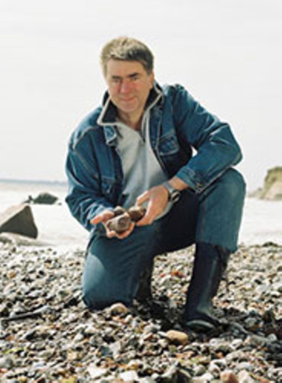 Kein Bernstein, sondern Phosphor: Läuft am Strand gerne mit dem Blick nach unten: Diplom-Biologe Dr. Frank Rudolph Kein Bernstein, sondern Phosphor: Läuft am Strand gerne mit dem Blick nach unten: Diplom-Biologe Dr. Frank Rudolph