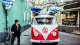 Er zieht immer alle Blicke auf sich. Der tornadorote T1 hier in Freiburg im Breisgau