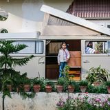 Sie alle mögen Picknick-Ausfahrten. Inderpal Singh Gill, seine Tochter und der Bulli in Ludhiana, Indien