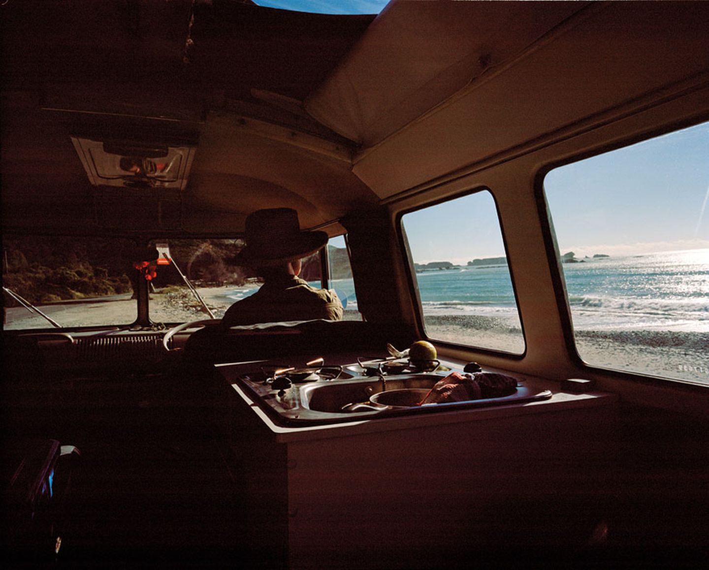 Auto mit Aussicht. Vor der Windschutzscheibe liegt Neuseeland