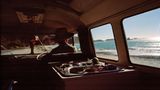 Auto mit Aussicht. Vor der Windschutzscheibe liegt Neuseeland