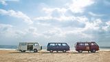 Kein Strandausflug ohne Bulli. Auch an der Pazifikküste Japans gehört der VW-Bus dazu