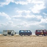 Kein Strandausflug ohne Bulli. Auch an der Pazifikküste Japans gehört der VW-Bus dazu