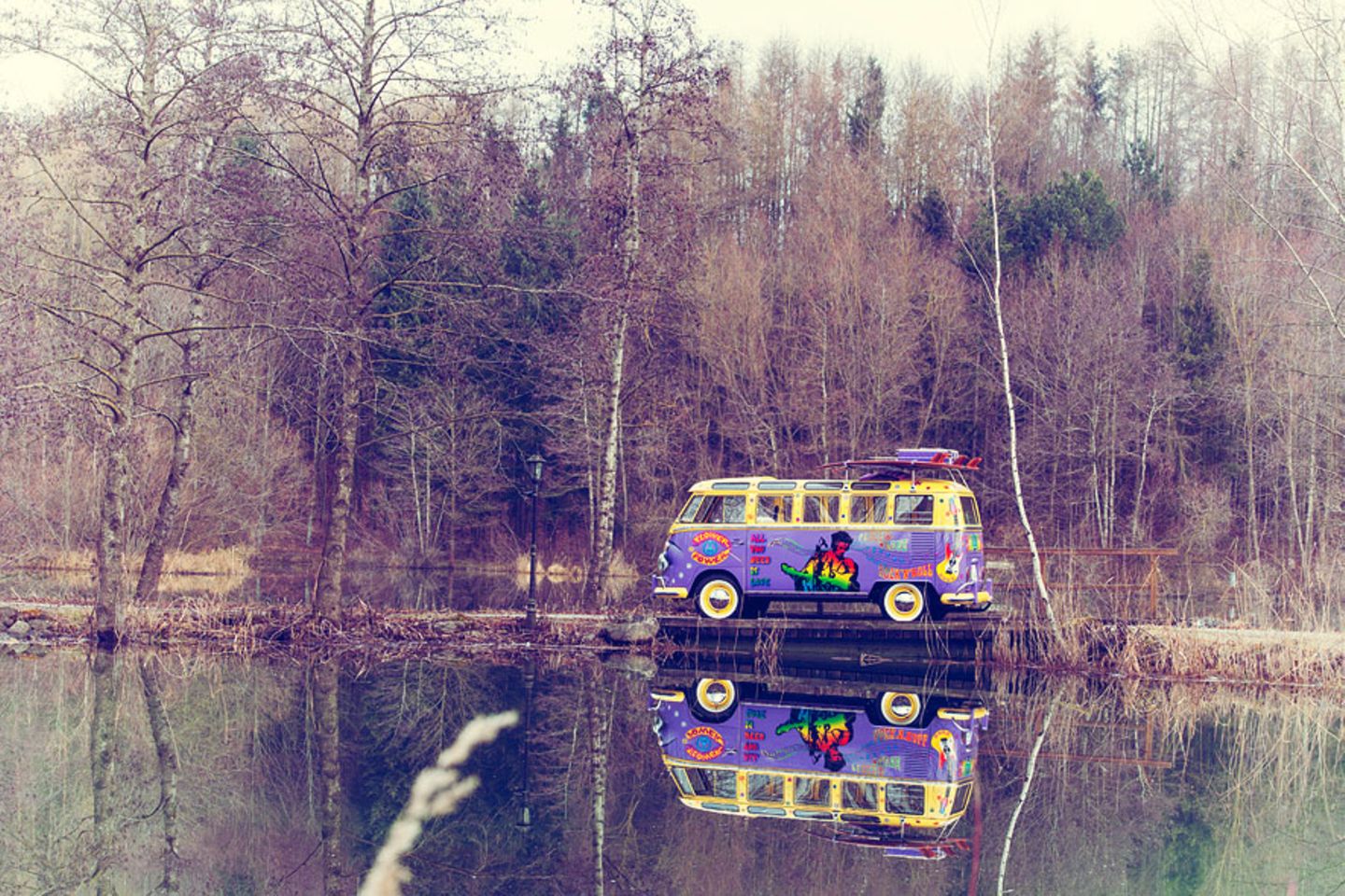 Nur der Bus und die Natur. Idylle in Süddeutschland