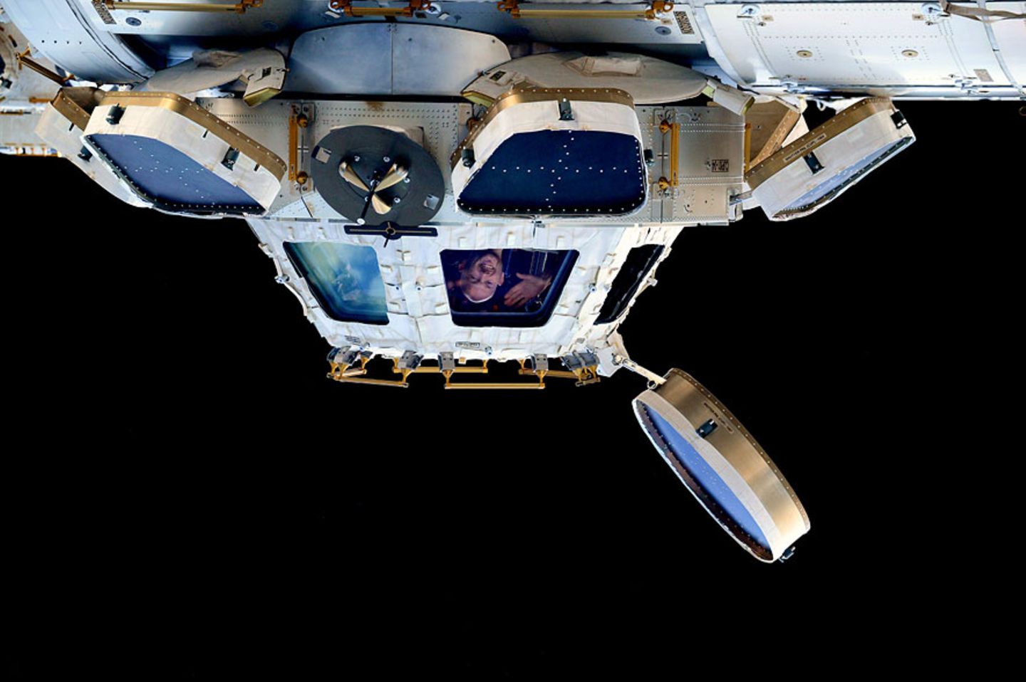 Das galaktische GEO-Bild: Von Mai bis November 2014 verbrachte Alexander Gerst schon einmal schwerelose Monate auf der Raumstation ISS - im Rahmen der Mission "Blue Dot". Bald wird er wieder den Blick aus dem Cupola-Modul genießen können - der den Astronauten immer wieder »verdrehte« Ansichten der Kontinente und Meere bietet. Immer gleich hingegen: Während der Sonnenauf- und -untergänge fallen einige Minuten lang wärmende Strahlen auf die Kuppel - was Gerst dankbar für eine Lichtdusche nutzte Das galaktische GEO-Bild: Von Mai bis November 2014 verbrachte Alexander Gerst schon einmal schwerelose Monate auf der Raumstation ISS - im Rahmen der Mission "Blue Dot". Bald wird er wieder den Blick aus dem Cupola-Modul genießen können - der den Astronauten immer wieder »verdrehte« Ansichten der Kontinente und Meere bietet. Immer gleich hingegen: Während der Sonnenauf- und -untergänge fallen einige Minuten lang wärmende Strahlen auf die Kuppel - was Gerst dankbar für eine Lichtdusche nutzte