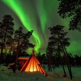 Grillhütte unter Polarlichtern