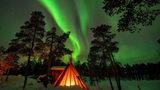 Grillhütte unter Polarlichtern