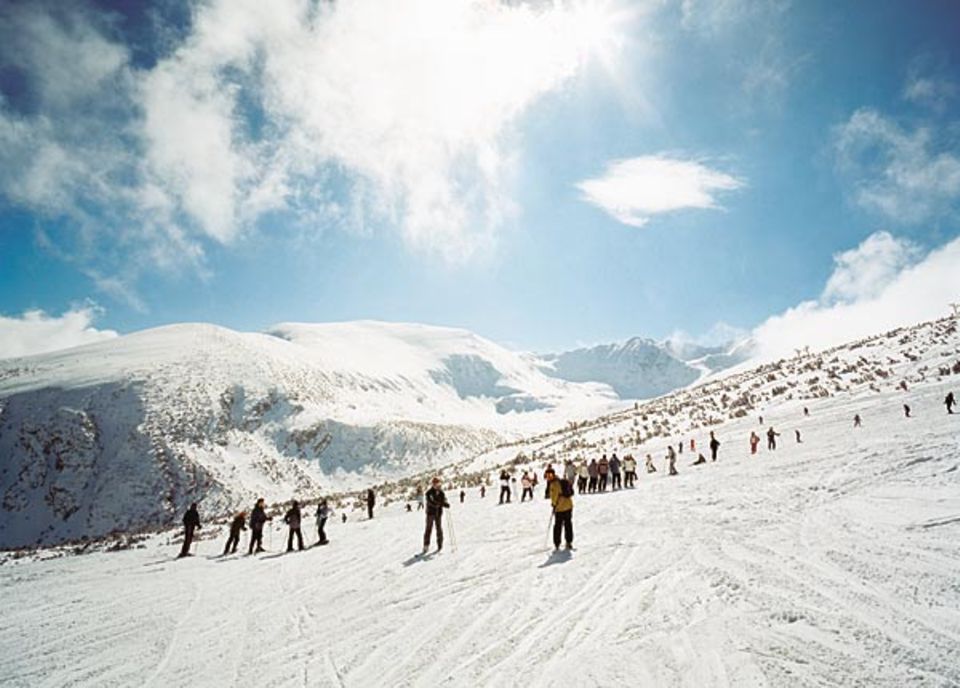 Der Sonnenbalkon von Borovez: Auf gut 2000 Meter Höhe ist der Schnee pulverig und die Luft knackig frisch. Sehr viele Pisten in dem Skigebiet sind sanft und flach geneigt - ideales Gelände für Anfängerkurse