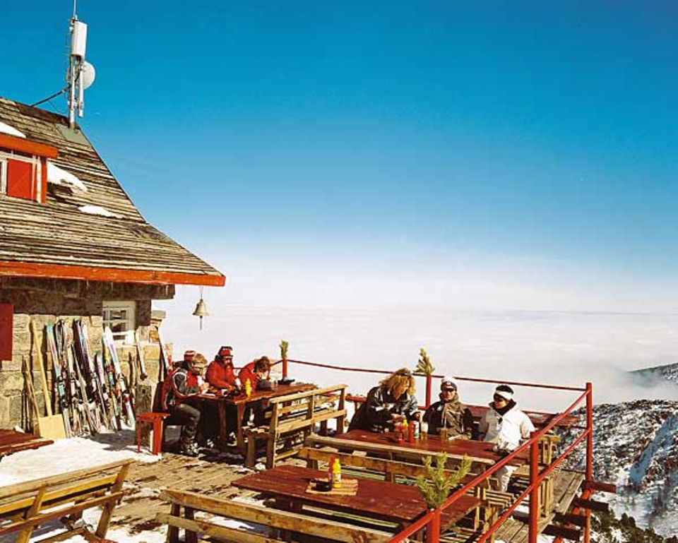 Allerschönste Aussichten: Wintersportler genießen das Panorama von Borovez und den Blick auf deftige bulgarische Speisen