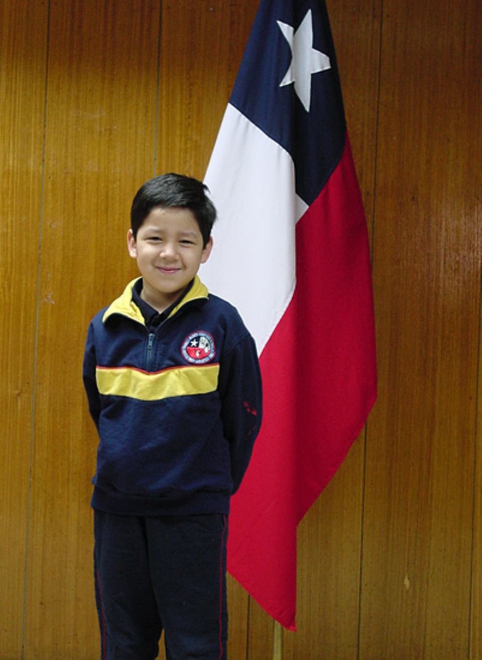 Fernando vor der Flagge seines Heimatlandes Chile