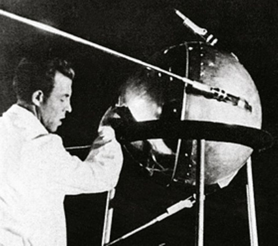 "Sputnik 1" vor dem Start 1957: Ein sowjetischer Techniker überprüft den ersten menschengemachten Satelliten der Erde "Sputnik 1" vor dem Start 1957: Ein sowjetischer Techniker überprüft den ersten menschengemachten Satelliten der Erde
