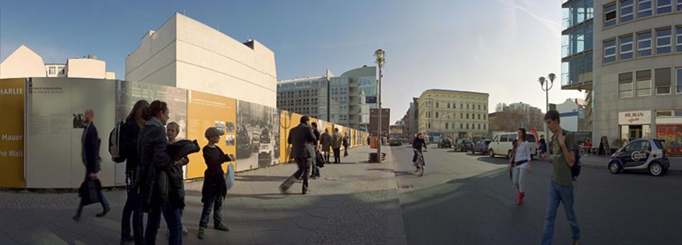 Checkpoint Charlie an der Friedrichstraße: Anfangs nur eine Baracke, an der US-Soldaten beim Übergang nach Ostberlin kontrollierten Checkpoint Charlie an der Friedrichstraße: Anfangs nur eine Baracke, an der US-Soldaten beim Übergang nach Ostberlin kontrollierten