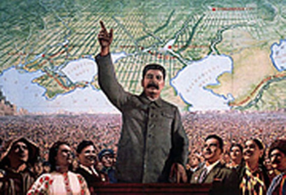 Stalin: Stalinistisches Propaganda-Plakat: ”Genosse Gott“. Der Kult um den Diktator war beispiellos. Doch seine Popularität ist die meiste Zeit über eine Chimäre - Ergebnis einer langjährigen, akribisch gesteuerten Kampagne