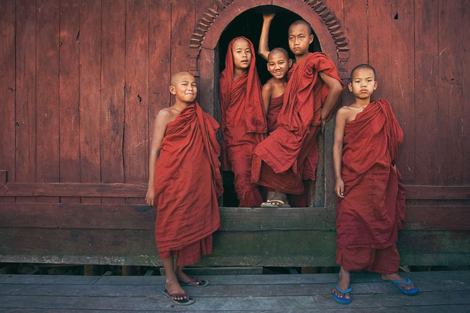 In Myanmar kam GEO-Leser Harry Laub aus Dossenheim mit diesen Novizen ins Gespräch, die gerade den Nachmittagsunterricht im Kloster Shwe Yan Bye bei Nyaungshwe beendet hatten. Mit seinem Bild hat er den Online-Wettbewerb auf GEO.de im September gewonnen.