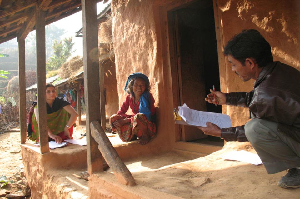 Nepal: Ein Projektmitarbeiter bei der Datenerhebung zum Energieverbrauch eines Haushalts Nepal: Ein Projektmitarbeiter bei der Datenerhebung zum Energieverbrauch eines Haushalts
