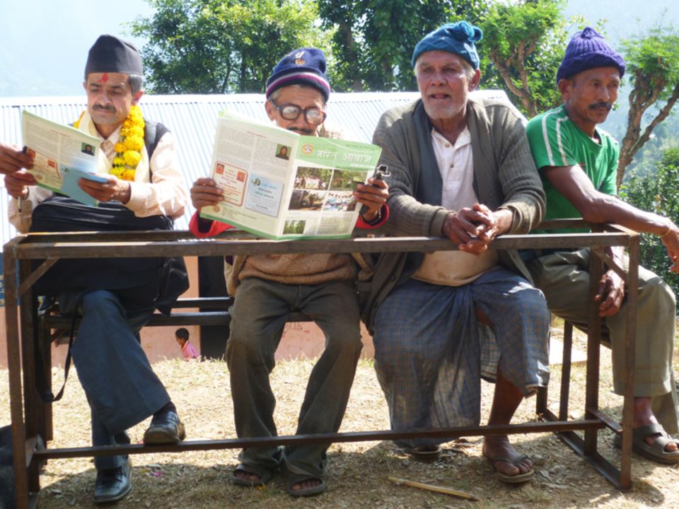 Nepal: Der halbjährliche Newsletter wird gern gelesen, wenn auch längst nicht alle Bewohner lesen und schreiben können Nepal: Der halbjährliche Newsletter wird gern gelesen, wenn auch längst nicht alle Bewohner lesen und schreiben können