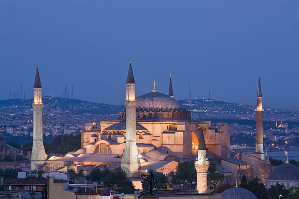 Die Hagia Sophia gehört zu den wichtigsten Sehenswürdigkeiten in Istanbul und steht nur einen kurzen Fußmarsch entfernt vom Armenviertel Kardirga Die Hagia Sophia gehört zu den wichtigsten Sehenswürdigkeiten in Istanbul und steht nur einen kurzen Fußmarsch entfernt vom Armenviertel Kardirga