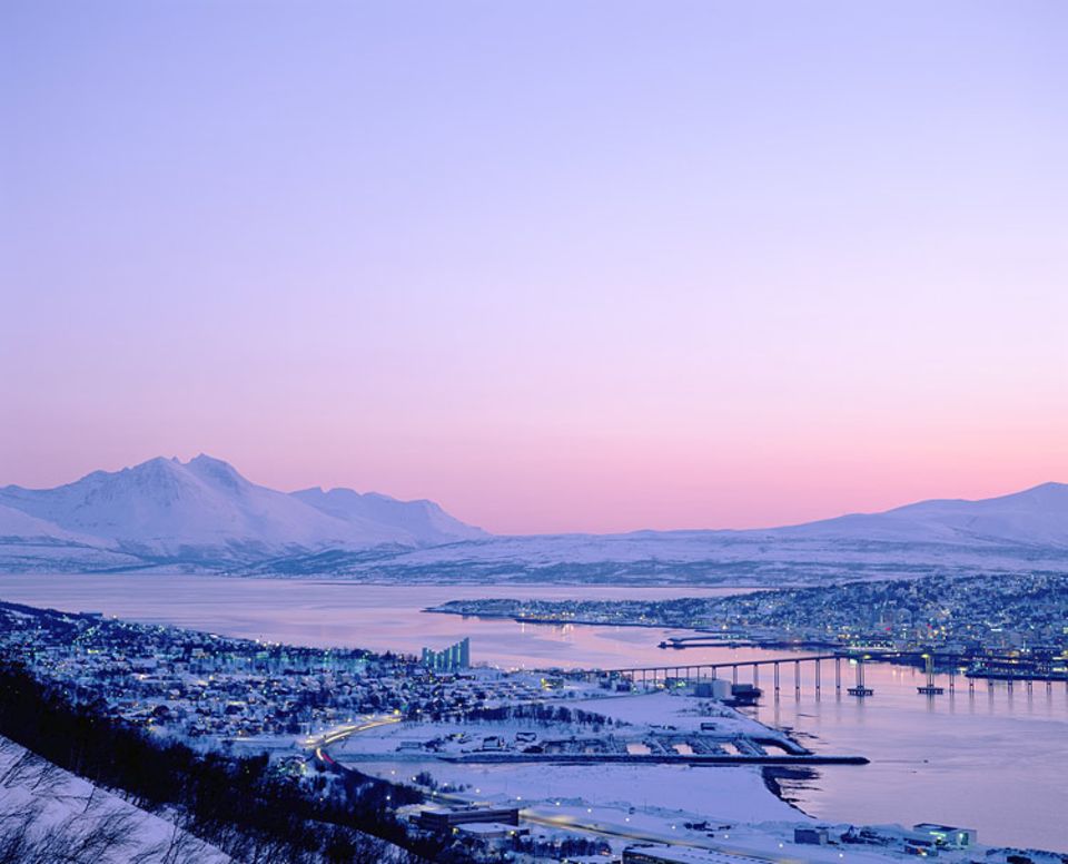 Tromsø liegt nördlich des Polarkreises. Im Winter wird es hier nie sehr kalt, doch es liegt atemberaubend viel Schnee im "Paris des Nordens" Tromsø liegt nördlich des Polarkreises. Im Winter wird es hier nie sehr kalt, doch es liegt atemberaubend viel Schnee im "Paris des Nordens"