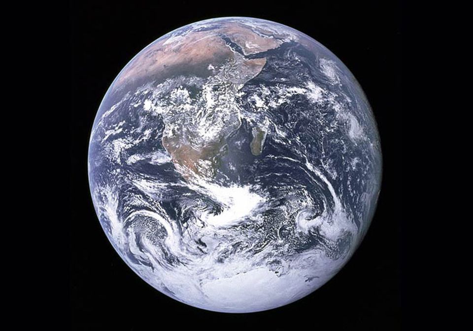 Die Erde, von der Apollo 17 aus gesehen. Schwere Erdbeben können sich auf Erdachsenstellung und Rotationsgeschwindigkeit auswirken