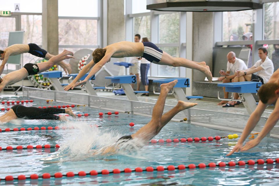 Beruf: Kopf-an-Kopf-Rennen beim 100m-Zeitschwimmen.