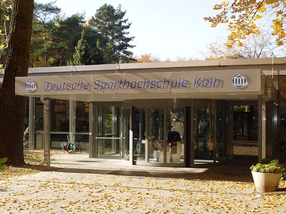 Beruf: An der Deutschen Sporthochschule in Köln forscht Prof. Wilhelm Schänzer mit seinem Team und klärt die Studierenden über Doping auf.