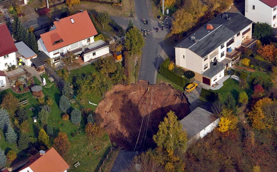 Geologie: Die Luftbildaufnahme vom 01.11.2010 zeigt eines Erdloch in Schmalkalden. Die Größe schätzen Einsatzkräfte auf rund 30 mal 40 Meter. 25 Personen aus 15 Familien mussten aus umliegenden Häusern evakuiert werden. Geologie: Die Luftbildaufnahme vom 01.11.2010 zeigt eines Erdloch in Schmalkalden. Die Größe schätzen Einsatzkräfte auf rund 30 mal 40 Meter. 25 Personen aus 15 Familien mussten aus umliegenden Häusern evakuiert werden.