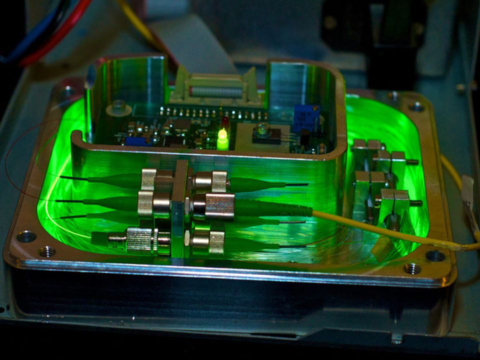 Windkraft: Das Herz der neuen Messtechnik ist eine Lichtquelle. Anhand der Reflexionen aus der Glasfaser lassen sich Rückschlüsse über Verformungen und Belastungen ziehen