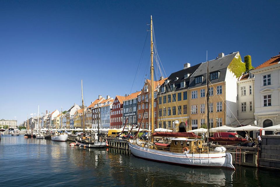 Reise-Experiment: In Nyhavn reiht sich ein Touristencafé an das nächste - aber Insider setzen sich lieber mit einem Bier auf die gegenüberliegende Mauer Reise-Experiment: In Nyhavn reiht sich ein Touristencafé an das nächste - aber Insider setzen sich lieber mit einem Bier auf die gegenüberliegende Mauer