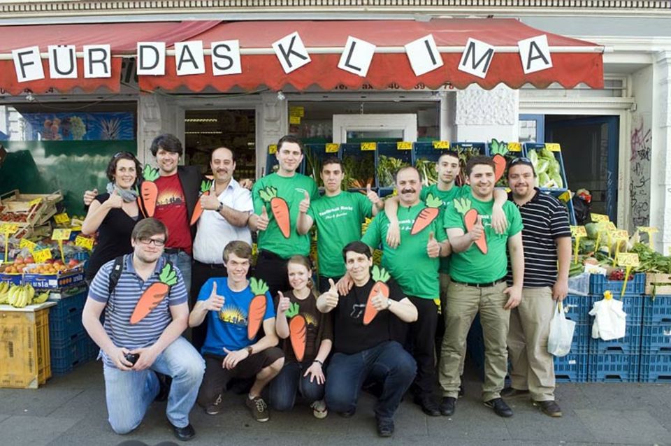 Der erste Carrotmob in Hamburg fand beim türkischen Gemüsehändler Yesilirmak statt