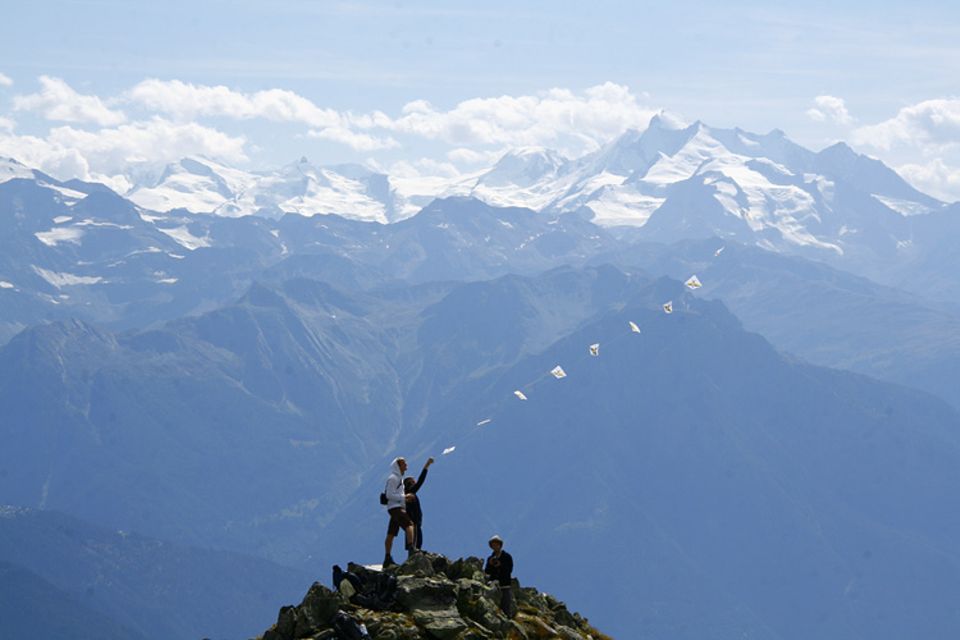 Vor der Kulisse des ewigen Eises am Großen Aletschgletscher im Wallis, Schweiz, ließ GEO-Leser Florian Hipp aus Innsbruck mit Freunden einen chinesischen Drachen aufsteigen. Mit dem Foto ist er Gewinner des GEO.de-Wettbewerbs im April Vor der Kulisse des ewigen Eises am Großen Aletschgletscher im Wallis, Schweiz, ließ GEO-Leser Florian Hipp aus Innsbruck mit Freunden einen chinesischen Drachen aufsteigen. Mit dem Foto ist er Gewinner des GEO.de-Wettbewerbs im April