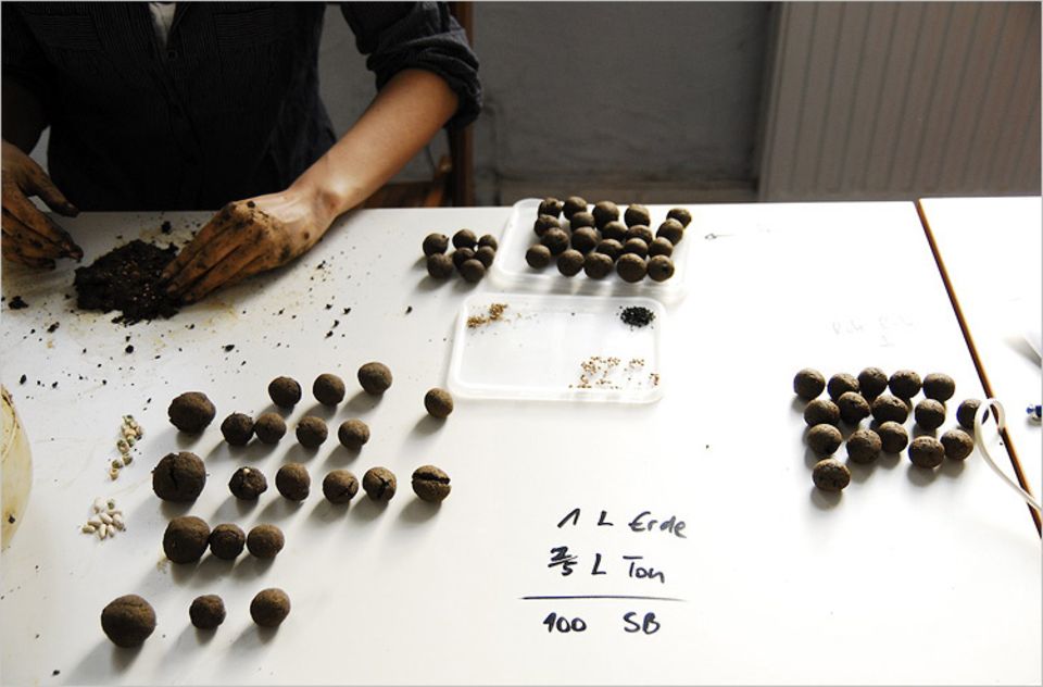 Guerilla Gardening: Bei Greenisfaction werden die Seedbombs in Handarbeit gefertigt Guerilla Gardening: Bei Greenisfaction werden die Seedbombs in Handarbeit gefertigt