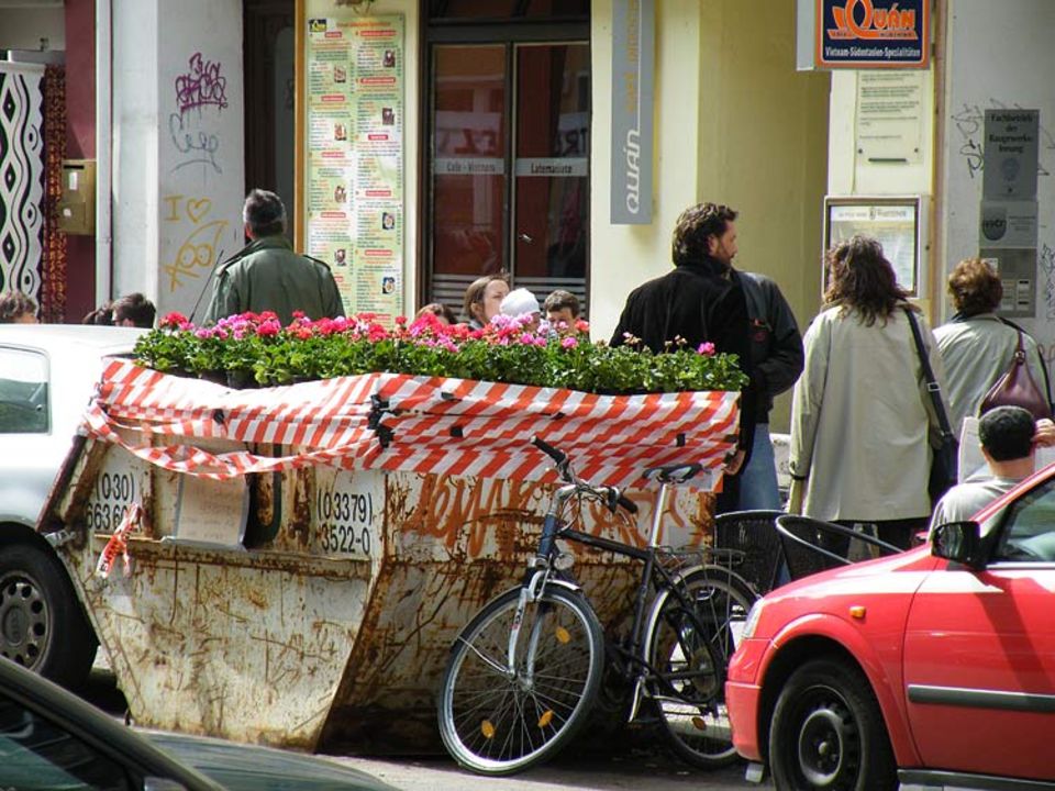 Guerilla Gardening: Ein mit Blumen bepflanzter Container in Berlin brachte Lasse Walter auf die Idee, seine Stadt noch ein bisschen grüner zu machen Guerilla Gardening: Ein mit Blumen bepflanzter Container in Berlin brachte Lasse Walter auf die Idee, seine Stadt noch ein bisschen grüner zu machen