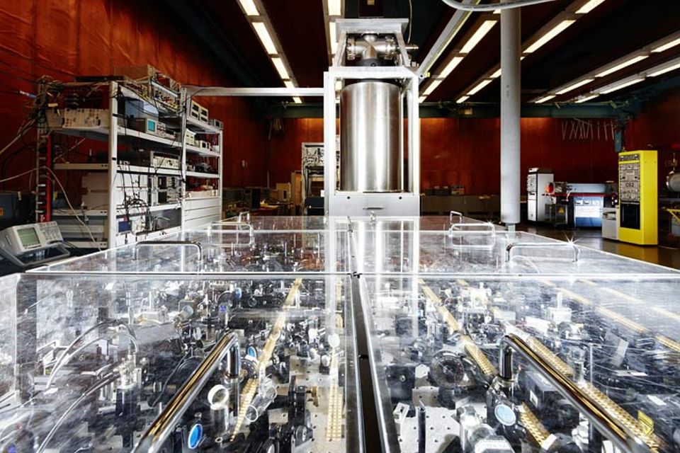 Atomuhr in Braunschweig. Im Vordergrund unter Plexiglas eine Laseranlage, die Laserstrahlen im Infrarotbereich senden kann Atomuhr in Braunschweig. Im Vordergrund unter Plexiglas eine Laseranlage, die Laserstrahlen im Infrarotbereich senden kann
