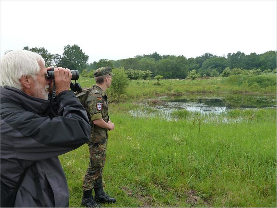 Naturschutz auf Truppenübungsplätzen: Hauptmann Jens Junkersdorf zeigt Wilfried Knief von der Ornithologischen Arbeitsgemeinschaft Schleswig-Holstein und Hamburg die ökologisch wertvolle Seite des Übungsgeländes Naturschutz auf Truppenübungsplätzen: Hauptmann Jens Junkersdorf zeigt Wilfried Knief von der Ornithologischen Arbeitsgemeinschaft Schleswig-Holstein und Hamburg die ökologisch wertvolle Seite des Übungsgeländes