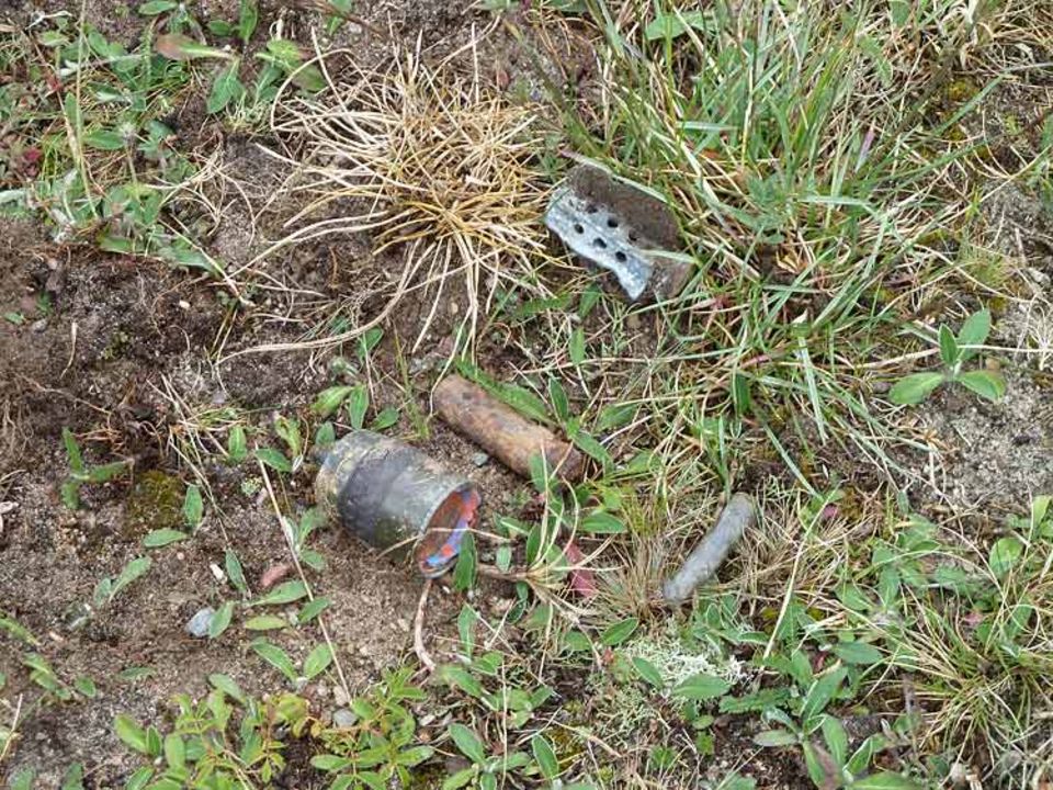 Naturschutz auf Truppenübungsplätzen: Überall auf dem Platz können Reste von Munition oder Blindgänger liegen. Was davon gefährlich ist, erkennt Jens Junkersdorf sofort Naturschutz auf Truppenübungsplätzen: Überall auf dem Platz können Reste von Munition oder Blindgänger liegen. Was davon gefährlich ist, erkennt Jens Junkersdorf sofort