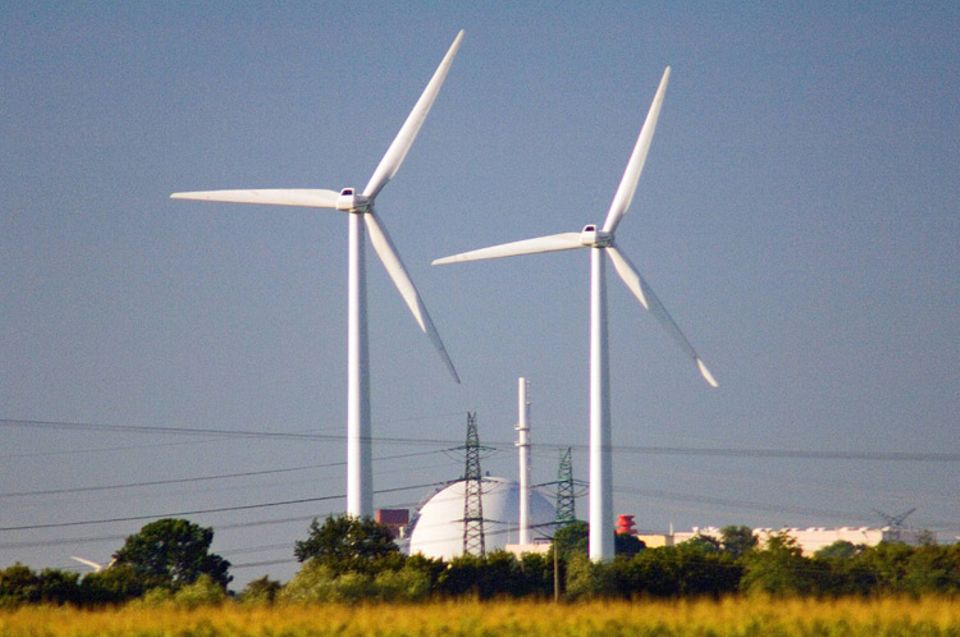Strombörse: Windkraftanlagen vor dem Kernkraftwerk Brokdorf in Schleswig-Holstein